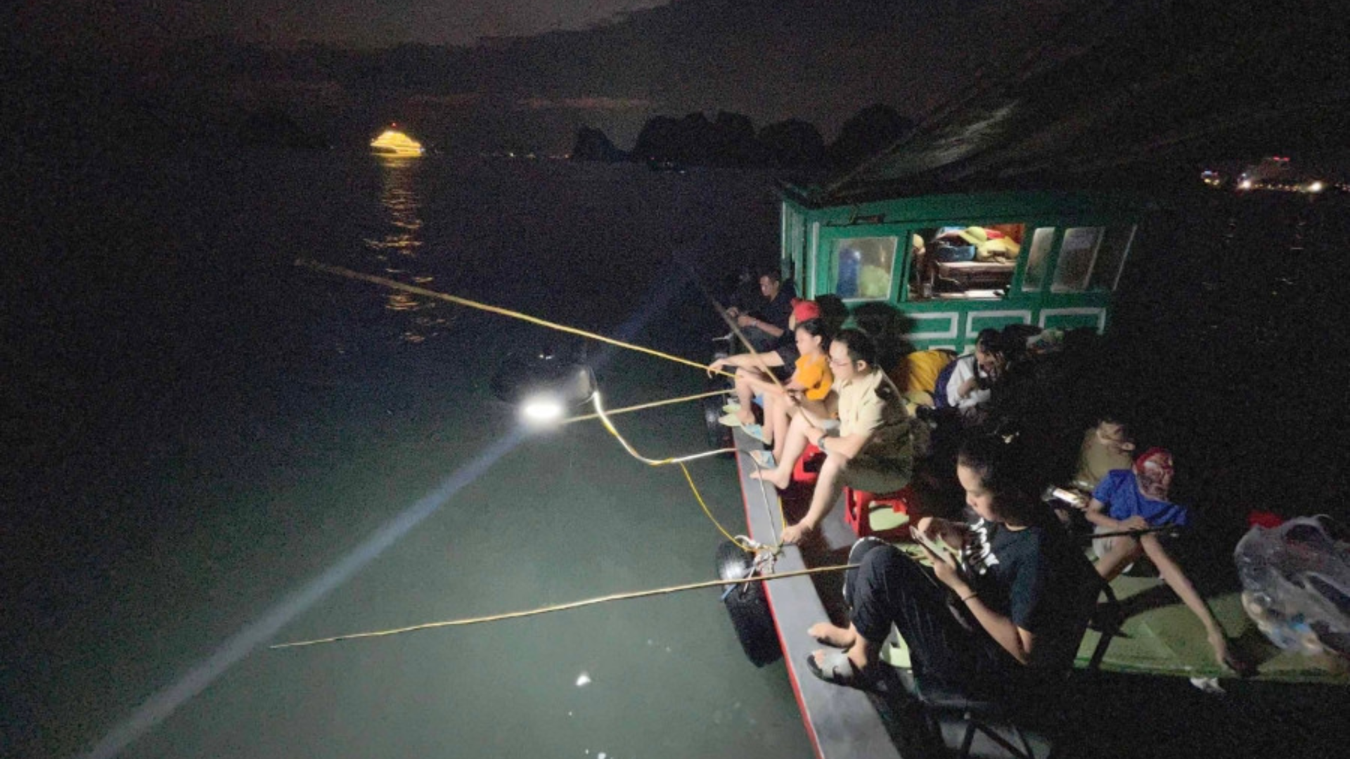 Rong ruổi Vịnh đêm: Câu mực & Ăn nhậu trên sóng